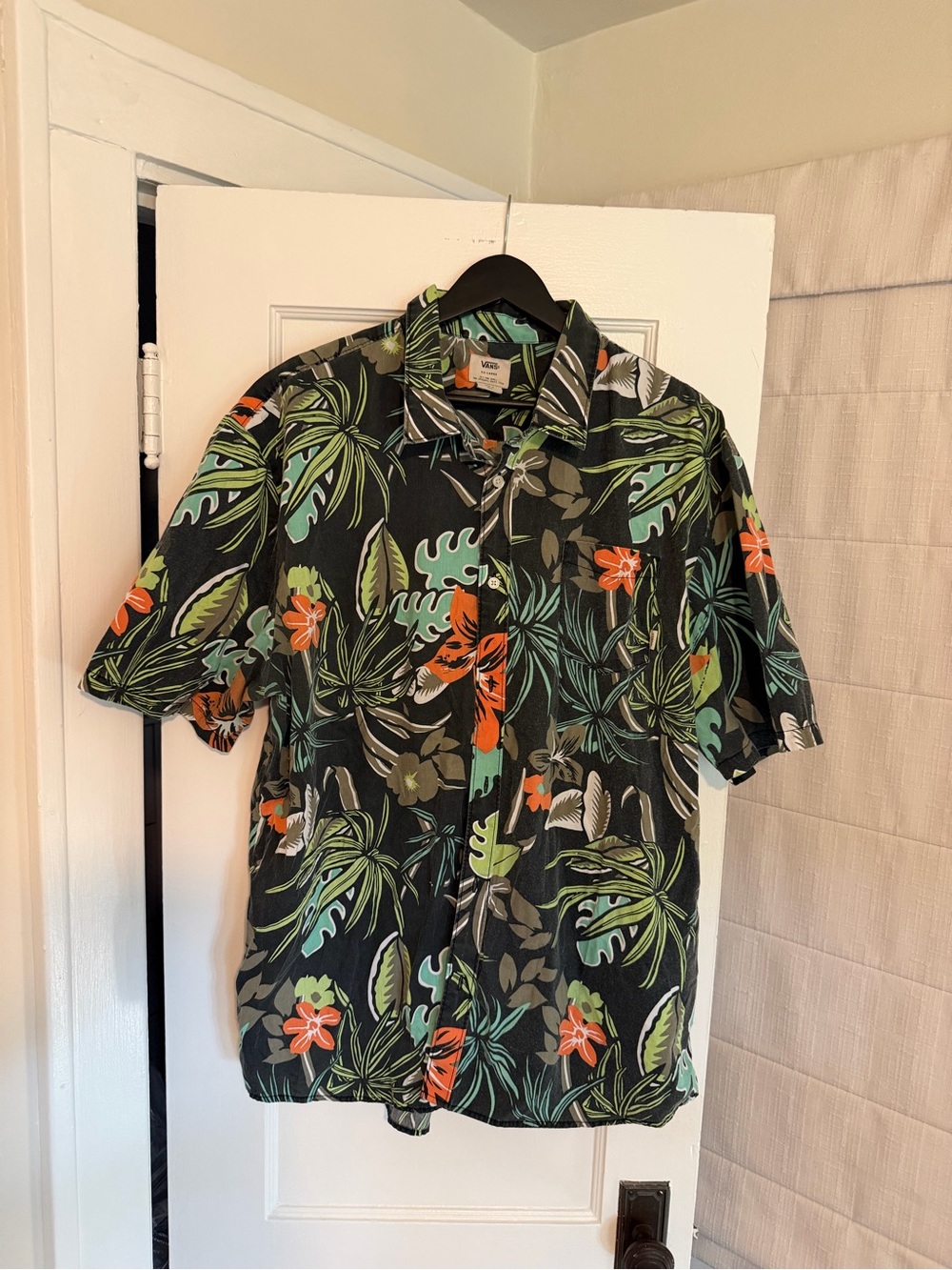 Vans Men’s Black Tropical Floral Short-Sleeve Button-Up Shirt